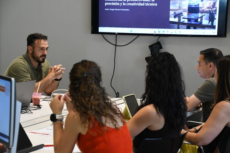 Sergio Navarro explicando un caso práctico a los alumnos